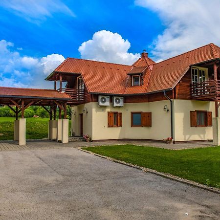 Szarvaskut Hotel Zirc Exterior foto