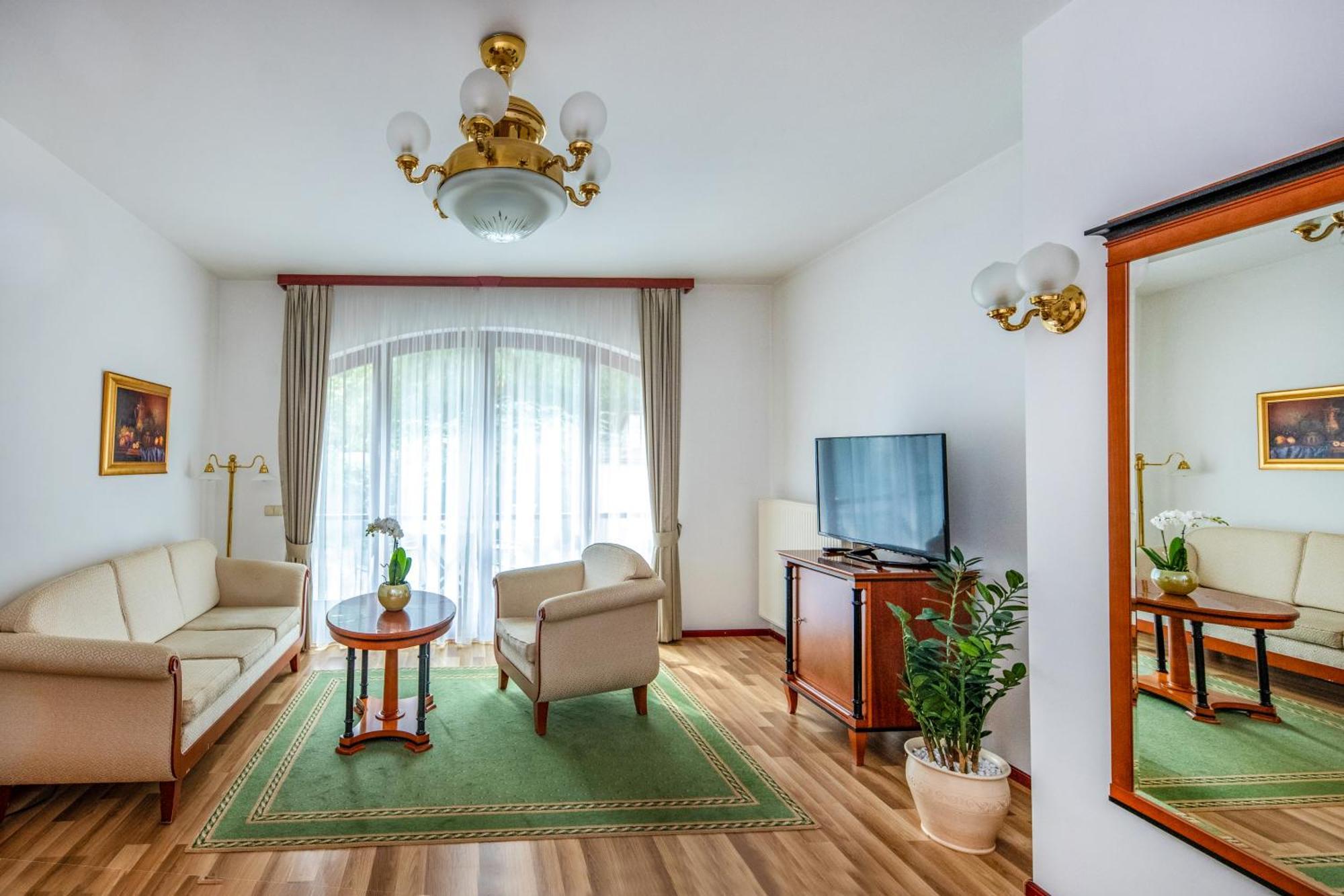 Szarvaskut Hotel Zirc Exterior foto