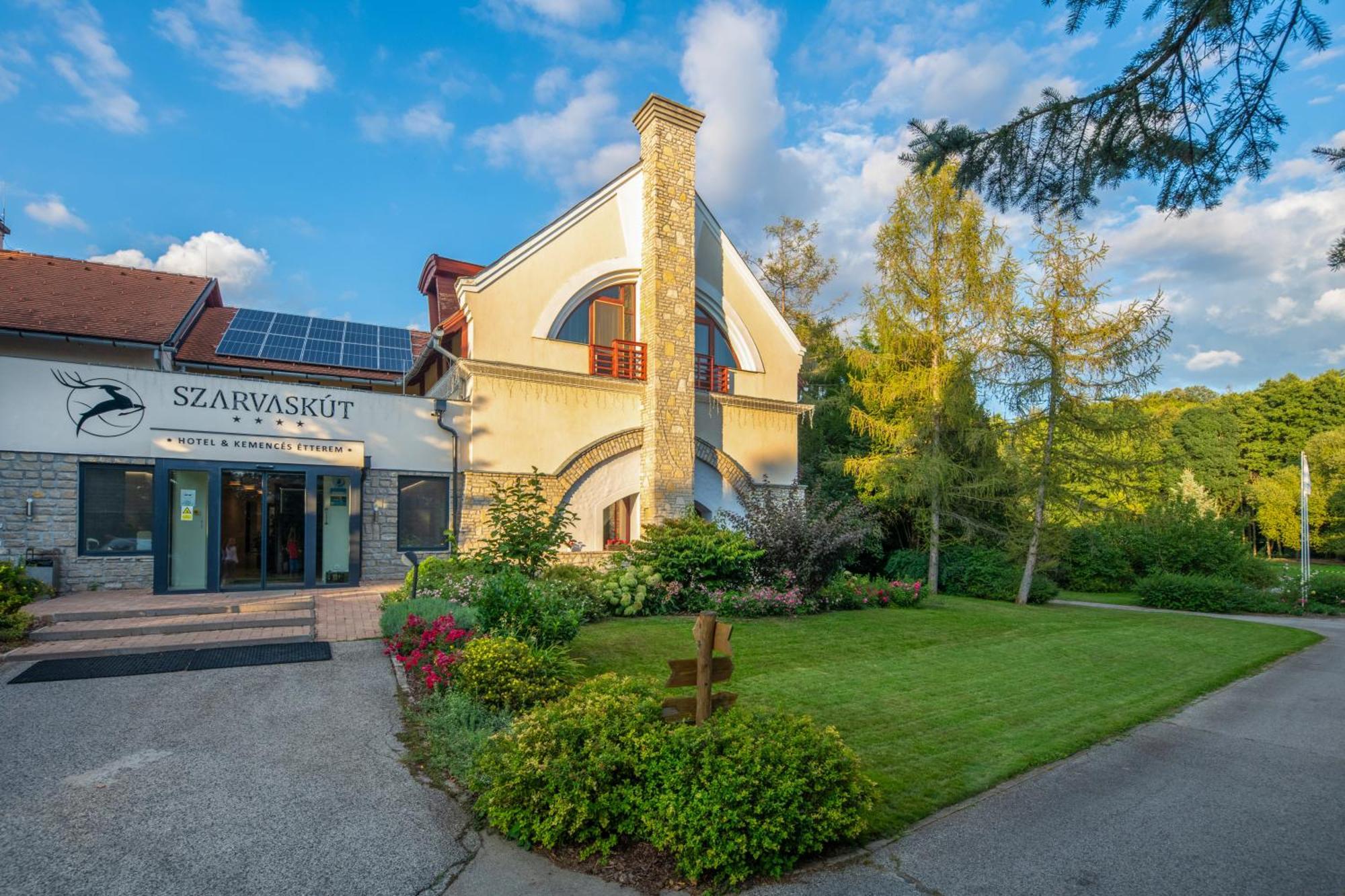 Szarvaskut Hotel Zirc Exterior foto