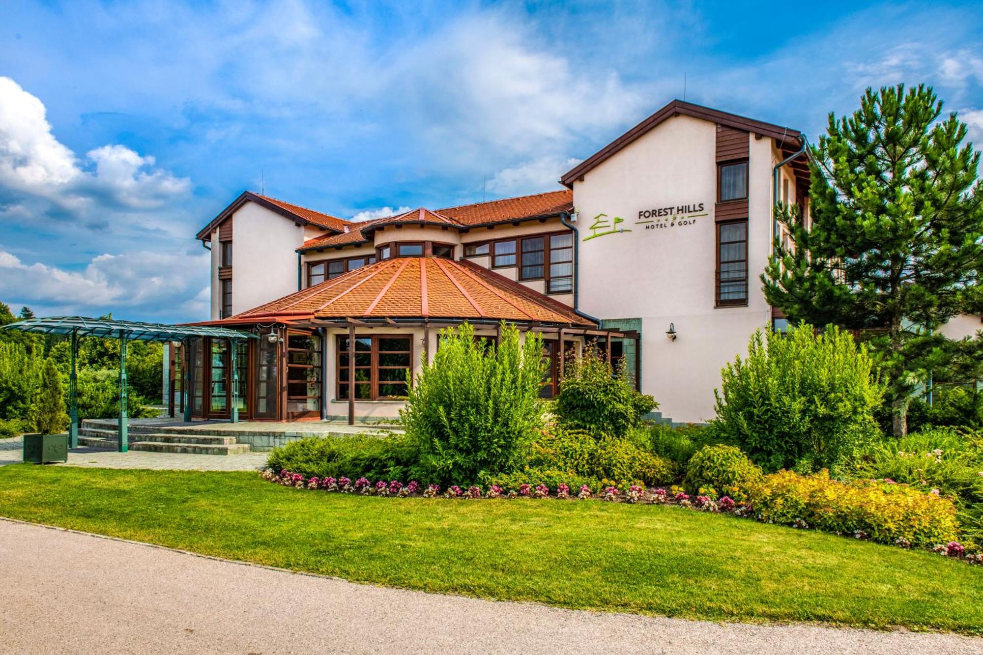 Szarvaskut Hotel Zirc Exterior foto